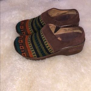 Women’s BORN woven wool clogs size 6